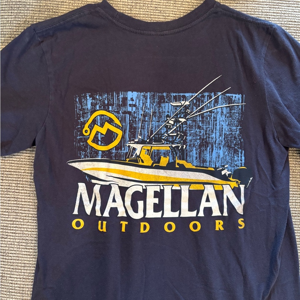 Magellan Outdoors Blue Short Sleeve Tee with Graphic Design